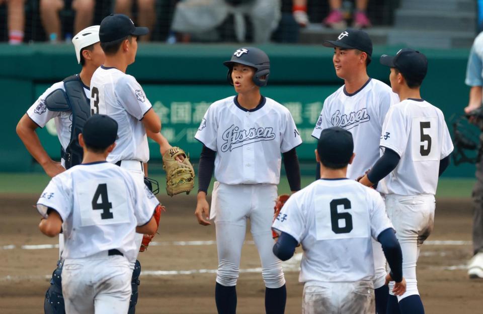 ８回、伝令を務める八王子実践・矢沢（撮影・石湯恒介）