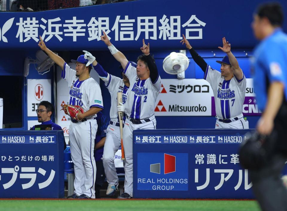 ８回、エンカーナシオンの適時打に沸くＤｅＮＡナイン（撮影・石井剣太郎）