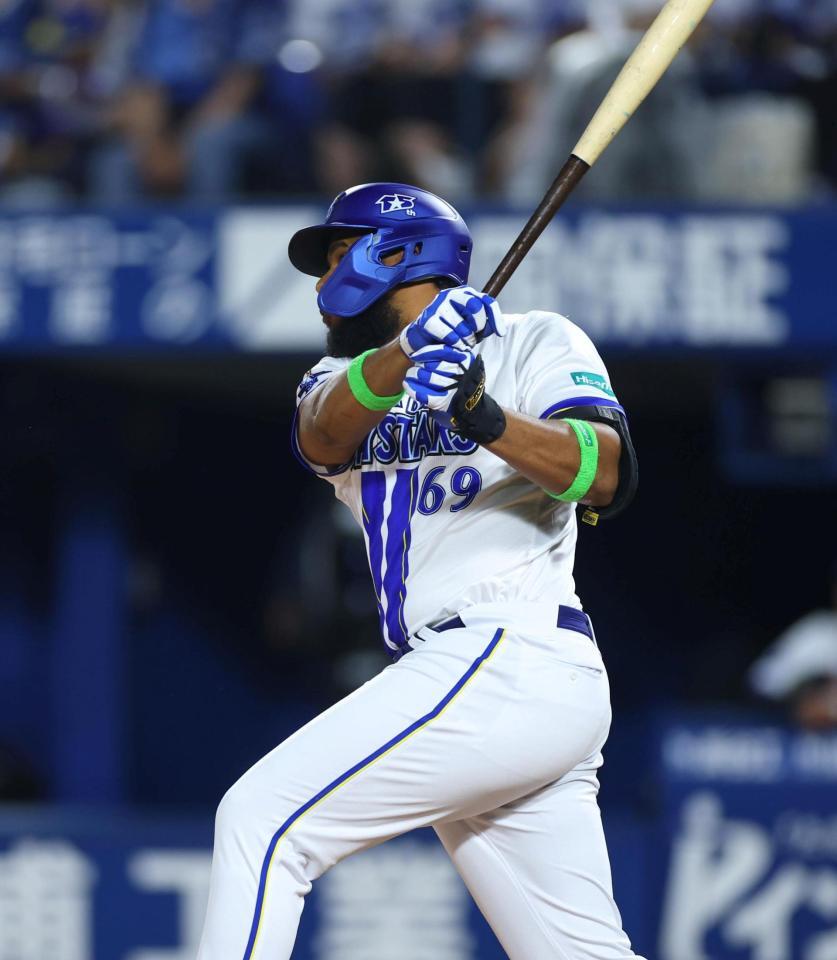 ８回、適時打を放つエンカーナシオン（撮影・石井剣太郎）