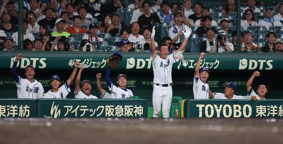５回、霞ヶ浦・村上聖の勝ち越し２点適時二塁打で盛り上がる霞ヶ浦ナイン（撮影・中田匡峻）