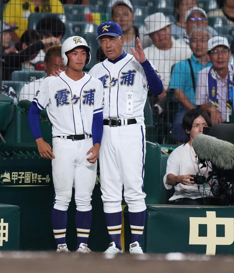 ７回、ピンチで伝令を送る霞ヶ浦・高橋祐二監督（右）＝撮影・中田匡峻