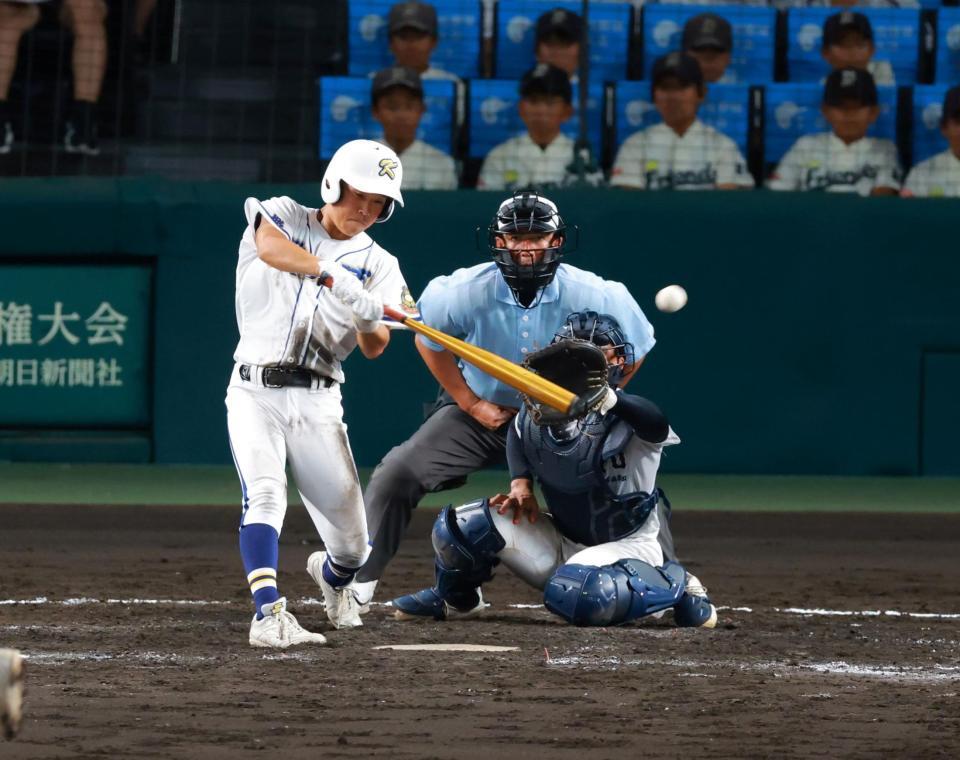 ５回、勝ち越しの２点適時打を放つ霞ヶ浦・村上（撮影・石湯恒介）