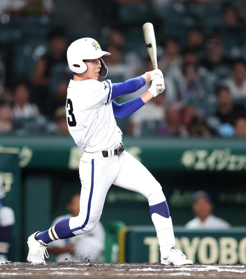 ６回、右前適時打を放つ霞ヶ浦・野口空真（撮影・中田匡峻）