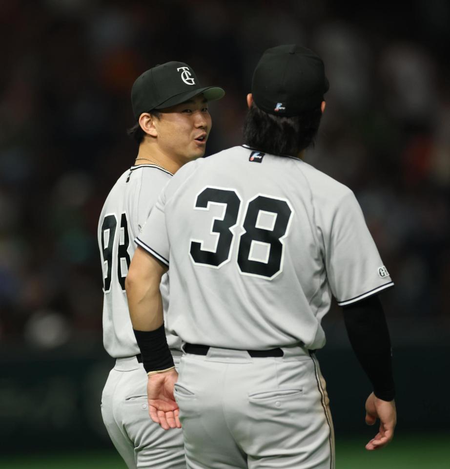 勝利し岡田と笑顔の小笠原（撮影・金田祐二）