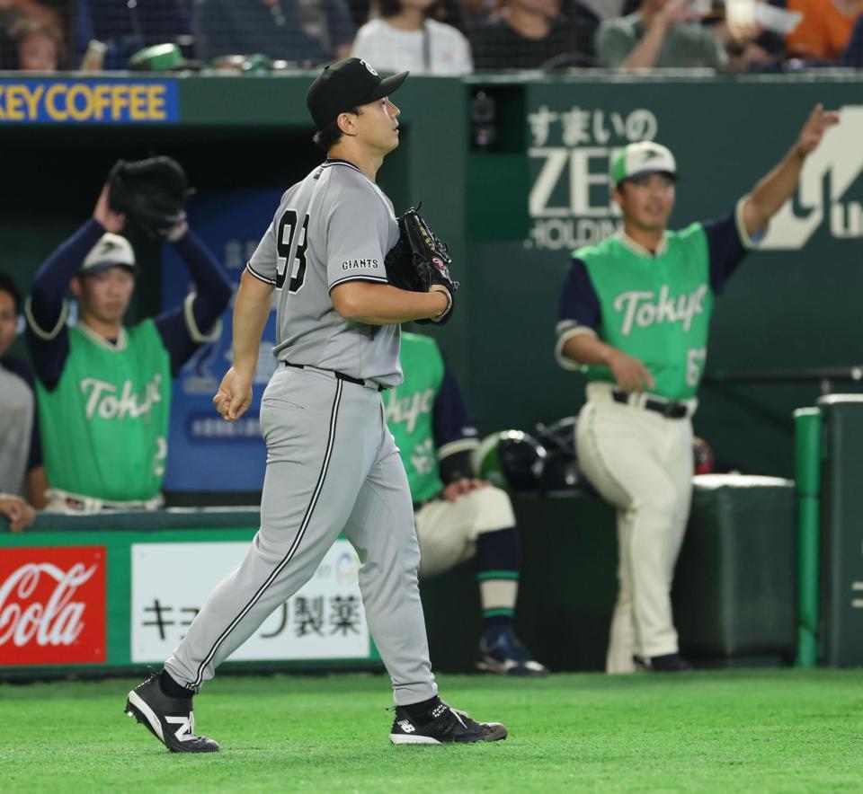 ４回、モンテルの犠飛で先制を許す小笠原（撮影・金田祐二）
