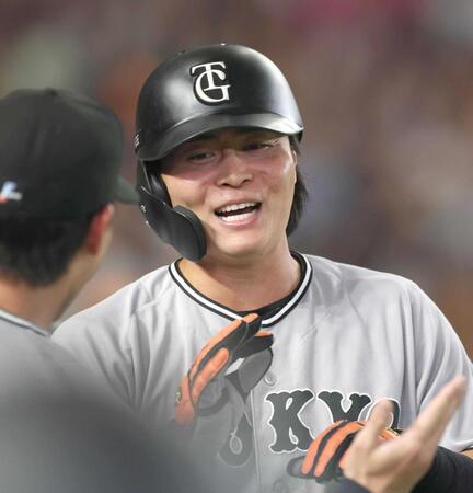 　６回、丸の２点二塁打で生還し、笑顔でナインに迎えられる岡田（撮影・金田祐二）