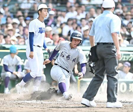 　８回、萬谷の右飛で送球の隙を突いて生還する花巻東・赤間。左は築山（撮影・開出牧）