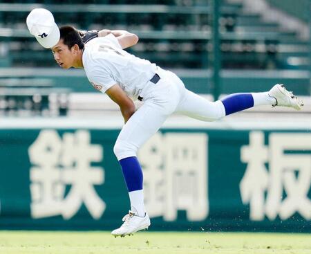 　２回、斎藤の左前打を本塁へ好返球し、二走をアウトにする新田・加納