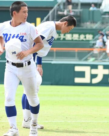 初戦で敗退しスタンドの応援団に頭を下げる新田・築山朔弥（後方）＝撮影・開出牧