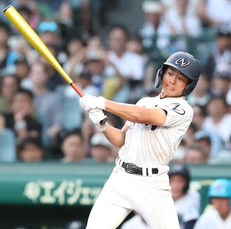１０回、サヨナラ打を放つ鳴門渦潮・山本飛佑雅（撮影・中田匡峻）