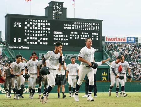 　サヨナラ負けし、引き揚げる河本監督（中央右）と八王子実践ナイン（撮影・中田匡峻）