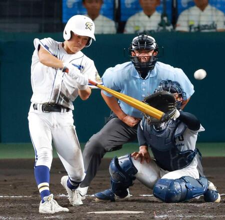 　５回、勝ち越しの２点二塁打を放つ村上（撮影・石湯恒介）