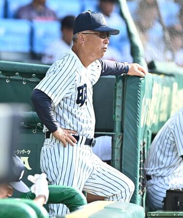 ベンチで戦況を見守る明徳義塾・馬淵史郎監督（撮影・開出牧）