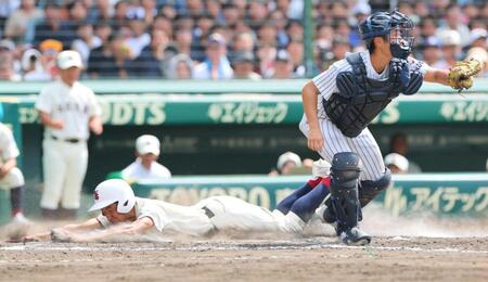 ７回、鬼塚の同点犠飛で生還する日南学園の代走川崎