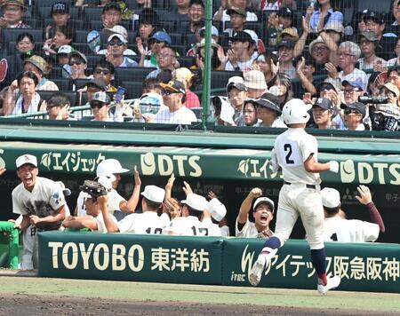 ７回、同点にわく日南学園ナイン（撮影・高部洋祐）