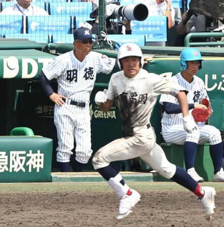 ９回、日南学園・豊丸蒼大（手前）のサヨナラ打を見つめる明徳義塾・馬淵史郎監督（撮影・高部洋祐）