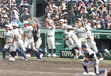 サヨナラ勝利を喜ぶ日南学園ナイン（撮影・高部洋祐）