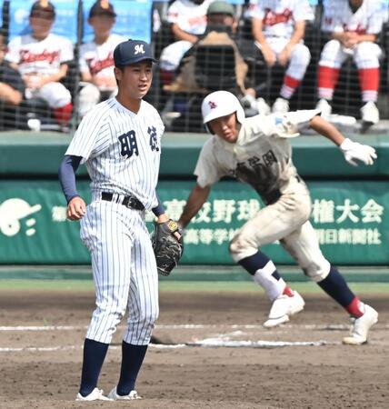 ９回、日南学園・豊丸蒼大（右）にサヨナラ打を浴びる明徳義塾・田宮諒太郎（撮影・高部洋祐）