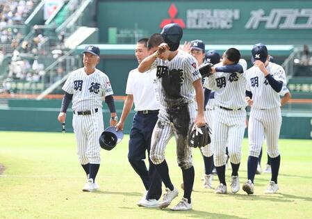 初戦で敗退し引き揚げる馬淵史郎監督（左後方）ら明徳義塾ナイン（撮影・開出牧）