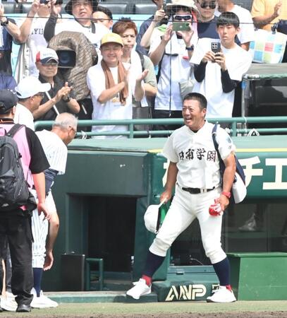 サヨナラ勝利し、明徳義塾・馬淵史郎監督（左）にあいさつする日南学園・金川豪一郎監督（撮影・高部洋祐）