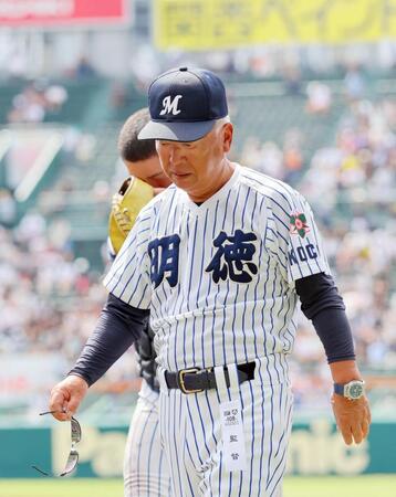 日南学園に敗れ、グラウンドを後にする明徳義塾・馬淵監督