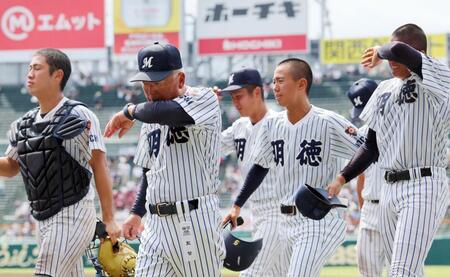 日南学園に敗れた明徳義塾・馬淵監督（左から２人目）