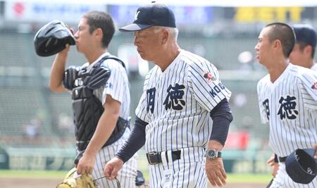 初戦で敗退し引き揚げる馬淵史郎監督（手前）ら明徳義塾ナイン（撮影・開出牧）