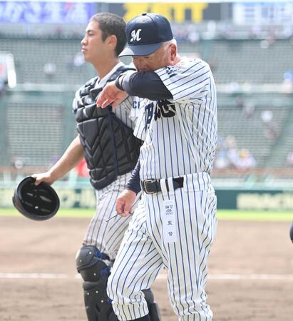初戦で敗退し引き揚げる明徳義塾・馬淵史郎監督（撮影・開出牧）