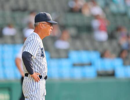 グラウンドを見つめる明徳義塾・馬淵監督