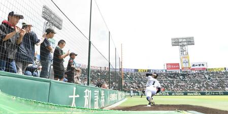 試合前、ブルペンで投球練習する沖縄尚学・末吉良丞（１）＝撮影・高部洋祐