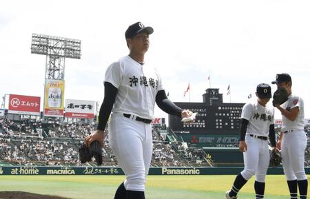 試合前、ベンチに向かう沖縄尚学・末吉良丞（撮影・高部洋祐）