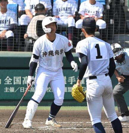 ４回、横浜・織田翔希の前に空振り三振に倒れる沖縄尚学・末吉良丞（撮影・飯室逸平）