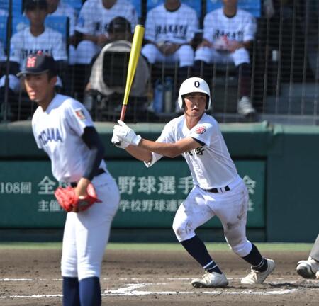 ６回、適時打を放つ沖縄尚学・山川大雅（撮影・飯室逸平）