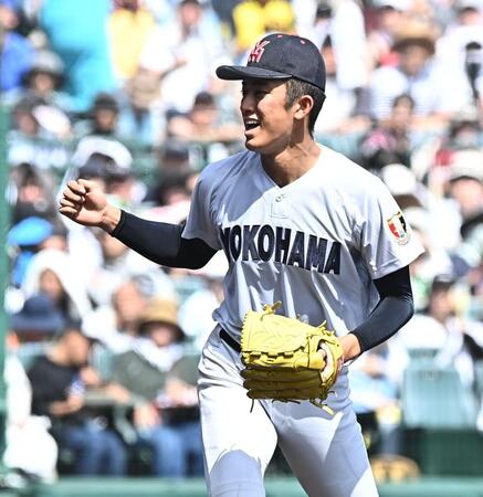 ３回、玉那覇宝生を空振り三振に仕留めほえる横浜・織田翔希（撮影・開出牧）