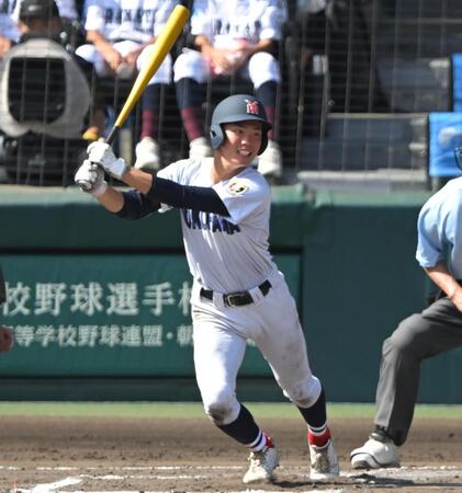 ６回、適時打を放つ横浜・川上慧（撮影・飯室逸平）