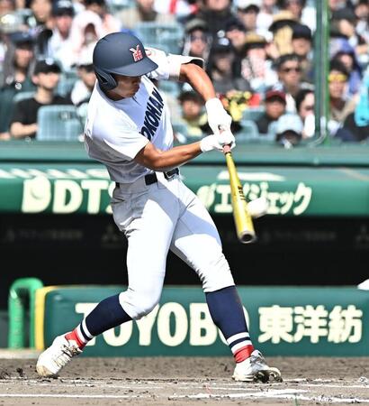 ６回、左越え適時二塁打を放つ千島大翼（撮影・開出牧）