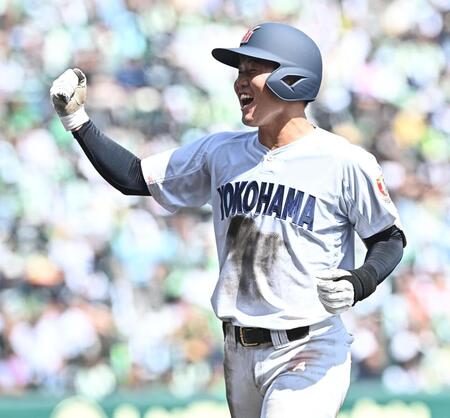 ３回、中前適時打を放ちガッツポーズを決める江坂佳史（撮影・開出牧）