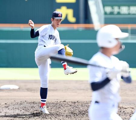 沖縄尚学を相手に力投する横浜・織田