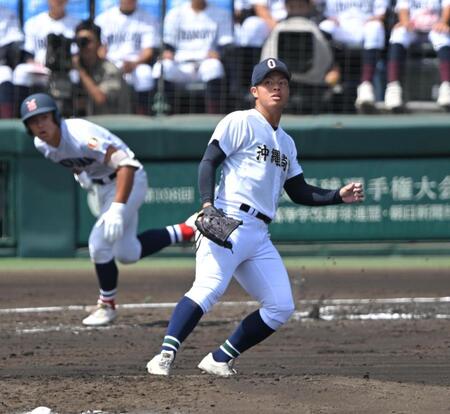 ２回、横浜・千島大翼に適時三塁打を許す沖縄尚学・末吉良丞（撮影・飯室逸平）