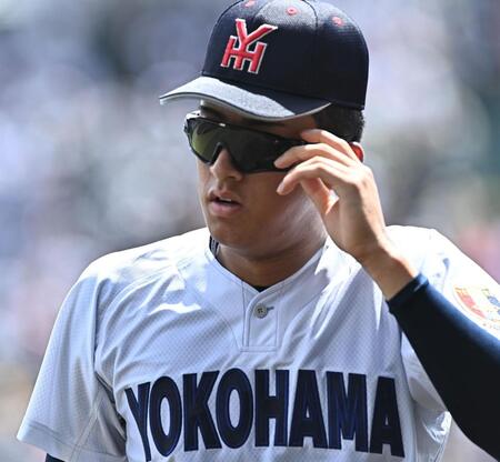 試合前のブルペンにサングラス姿で登場した横浜・織田翔希（撮影・開出牧）