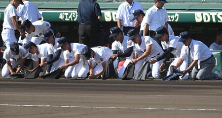 甲子園の土を集める沖縄尚学ナイン（撮影・飯室逸平）