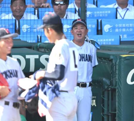 ９回、登板を終えた織田翔希に声をかける横浜・村田監督（撮影・飯室逸平）