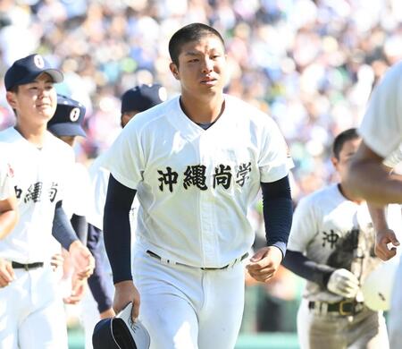 アルプスへのあいさつを終え、引き揚げる沖縄尚学・末吉良丞（中央）＝撮影・高部洋祐