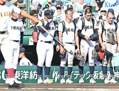 試合後、ベンチ前に整列し目頭を押さえる沖縄尚学・末吉良丞（右から４人目）＝撮影・開出牧