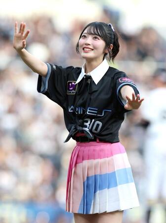 ２回終了後、グラウンドに登場したＡＫＢ４８・佐藤綺星（撮影・伊藤笙子）