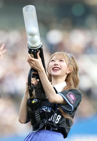 ２回表終了後のバズーカタイムで客席にボールを打ち込むＡＫＢ４８・千葉恵里（撮影・伊藤笙子）