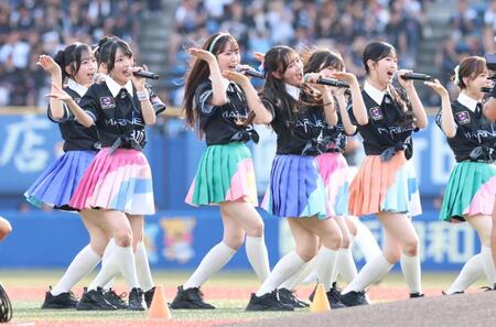 試合前、パフォーマンスするＡＫＢ４８（撮影・伊藤笙子）