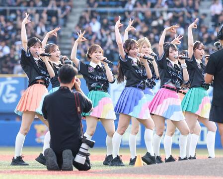 試合前、パフォーマンスするＡＫＢ４８（撮影・伊藤笙子）