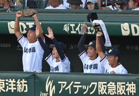 ６回、追加点に沸く高川学園ナイン（撮影・飯室逸平）
