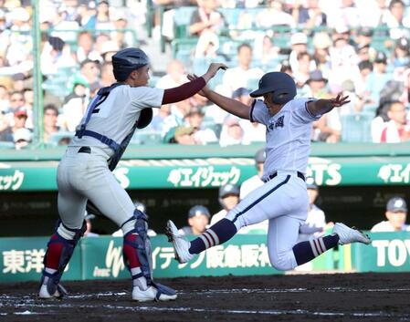 ２回、高川学園・吉田唯人が田中良典の左犠飛で生還する（撮影・山口登）